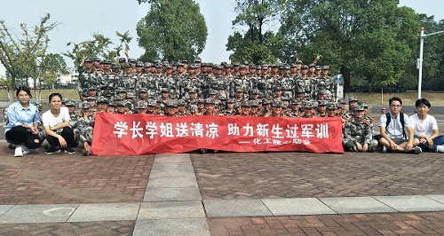 心助会成员与军训新生合影.jpg 心助会成员与军训新生合影.jpg