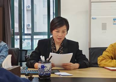 说明: 几个人在桌子边中度可信度描述已自动生成 说明: 几个人在桌子边中度可信度描述已自动生成
