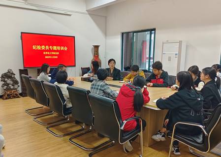 说明: 会议室里的人们描述已自动生成 说明: 会议室里的人们描述已自动生成